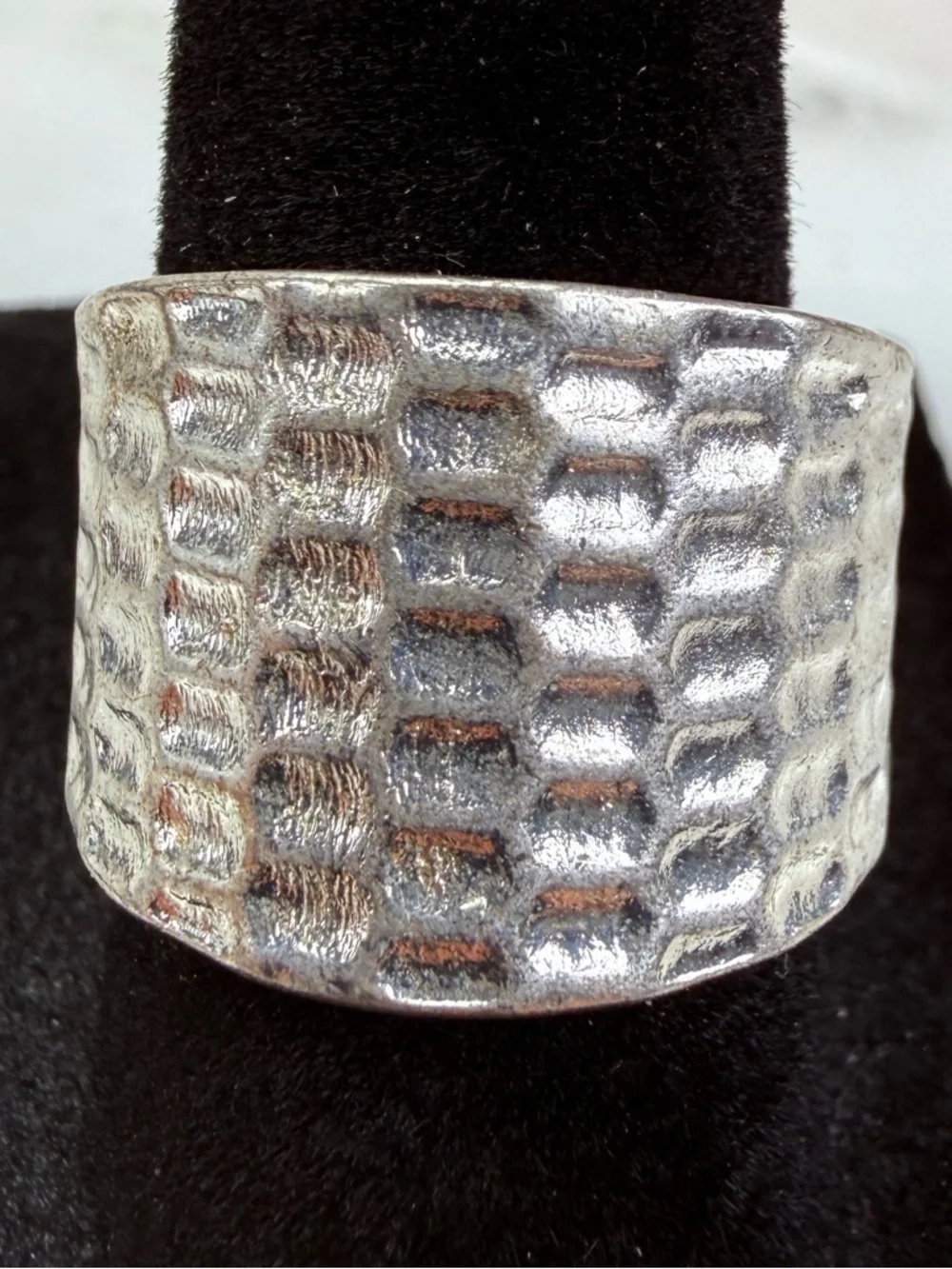 Beautiful Silvertone hammered size 7 3/4 ring